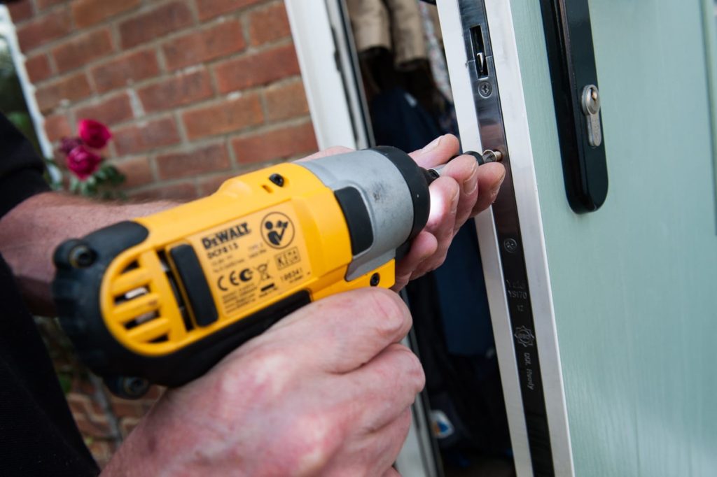 Установка замков входных дверей с выездом в Куйбышеве